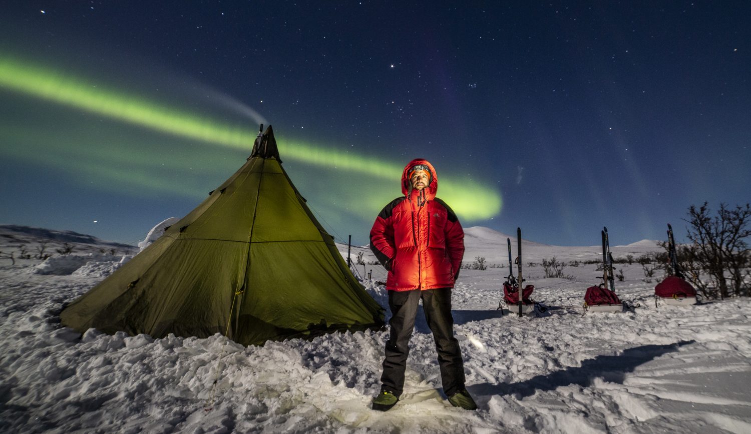 Fuego y aurora boreal bajo el cielo polar